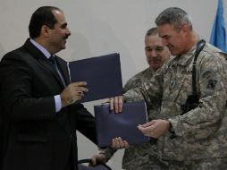 Hussein al-Assadi, representante del gobierno iraní, recibió la base de manos de militares estadounidenses. AFP  /