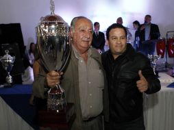 El campeón del Dinamo 11, Jesús Carbajal, sostiene su trofeo en el marco de la ceremonia deportiva.  /