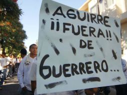 El martes pasado, estudiantes marcharon por calles de Chilpancingo de manera silenciosa. NTX  /