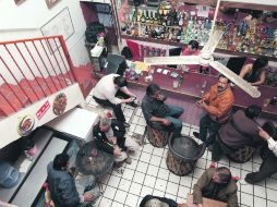 Aunque pequeña, la cantina El Barrilito recibe diariamente a decenas de parroquianos.  /