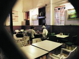 En 50 años el Bar Gil ha cambiado su clientela, hoy los artistas encuentran refugio en este lugar.  /