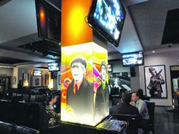 Entre los Beatles, Santana y los Doors, entre otros,cualquier noche se puede convertir en fiesta al calor de las copas.  /
