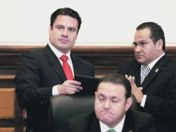 El alcalde Aristóteles Sandoval charla con el regidor priista Eduardo Almaguer durante una sesión del Ayuntamiento de Guadalajara.  /