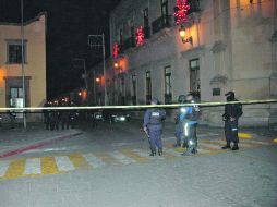 Uniformados de Lagos de Moreno acordonan el área luego de ser atacada la sede de la Policía Municipal.  /