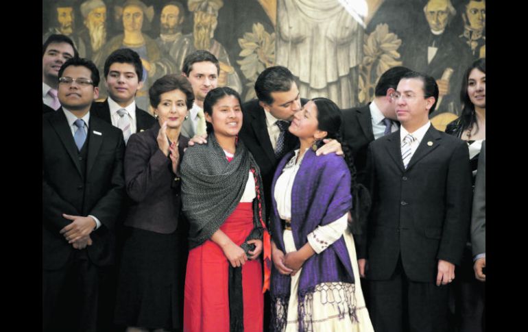 El secretario de Educación Pública, Alonso Lujambio, junto con los ganadores del Premio Nacional de la Juventud 2011. EL UNIVERSAL  /