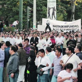 Marchan en silencio por asesinato de estudiantes