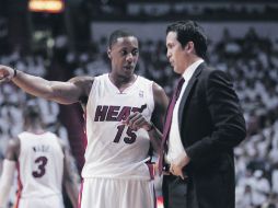 El jugador del Heat Mario Chalmers dialoga con su entrenador Erik Spoelstra. AP  /