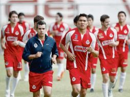 Imagen de archivo de un entrenamiento asistido por el preparador físico rojiblanco Armando Camacho (en azul) con jugadores.  /
