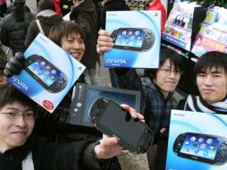 Muchos de los compradores hicieron pedidos por internet antes del sábado para que pudieran comenzar a jugar inmediatamente. AP  /