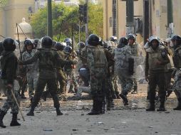 Soldados egipcios se enfrentan a manifestantes en Kasr al-Aini, El Cairo. EFE  /
