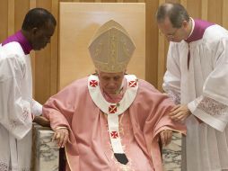 El Papa a menudo necesita ayuda para algunos de sus desplazamientos. AP  /