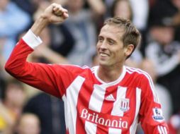 Peter Crouch dio el triunfo al Stoke. ESPECIAL  /
