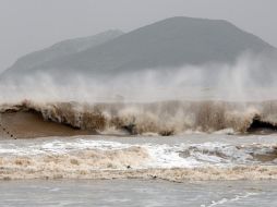 El barco transportaba alrededor de 380 inmigrantes. ARCHIVO  /