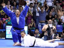 La judoca mexicana (Azul) se mantiene entre las mejores de su división hasta el momento.  /