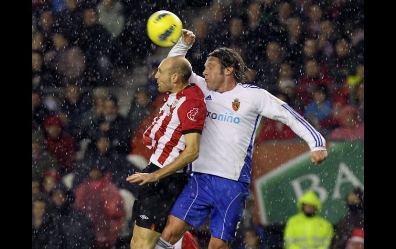 El defensa italiano del Zaragoza Maurizio Lanzaro (D) intenta impedir el remate de cabeza del delantero del Athletic Gaizka Toquero.EFE  /