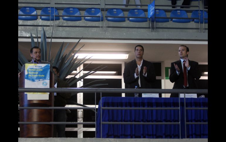 El Representante del gobernador del estado de Jalisco; Ismael Meneses, dirigente de la Asociación de Natación y Kiril Todorov.  /