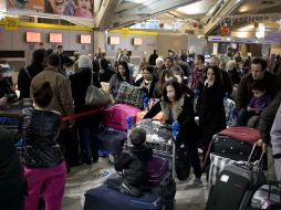 Debido a las grandes filas, se les recomienda a los viajeros que acudan con mayor antelación. AFP  /