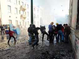 Los soldados golpearon con porras a algunos manifestantes. EFE  /