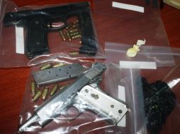 A los hombres les localizaron dos armas de fuego cortas.  /