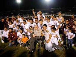 El capitán de Tecos, recibió el trofeo que los titula como el mejor equipo de segunda división a nivel nacional.  /