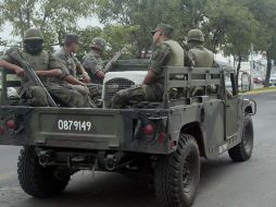 Los uniformados detectaron frente a un inmueble a tres sujetos, uno de ellos armados; lograron detenerlos.  /