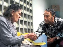 Ana Ofelia Murguía y Damián Alcázar en una de las escenas rodadas en la facultad de Medicina de la Universidad de Guadalajara.  /