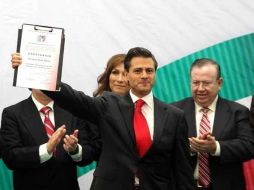 Peña Nieto recibe la constancia que lo acredita como candidato único del PRI para las elecciones presidenciales de 2012. EL UNIVERSAL  /
