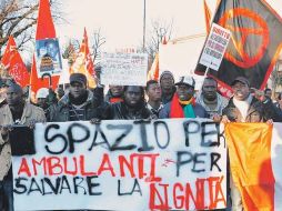 Miles de personas participan en una manifestación organizada por la comunidad senegalesa en Florencia. EFE  /