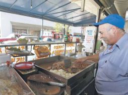 Los puestos de comida proliferan en la zona de la Nueva Central Camionera, muchos instalados de manera irregular.  /