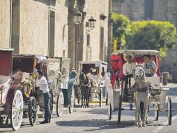 Una familia comienza su recorrido a bordo de una tradicional calandria.  /