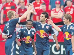 A Rafa (der.) le resta año y medio de contrato con su actual club, Red Bulls de Nueva York. MEXSPORT  /