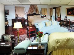 Los objetos destacados fueron una pizarra de sus hijos y un armario con un mensaje. AFP  /