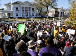 Personas se manifestaron ayer frentre a la casa del gobernador de Alabama para expresar su rechazo a la ley. AP  /
