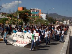 Los normalistas también marcharon el pasado viernes 16 de diciembre para exigir justicia por la muerte de sus compañeros. NTX  /