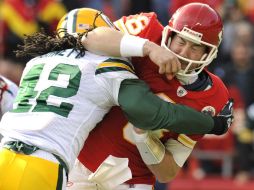 Orton, de Kansas City se ve afectado por un movimiento de Burnett de Green Bay durante su partido en Missouri. REUTERS  /