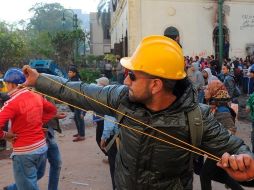 Un grupo de egipcios lanzan piedras a las fuerzas de seguridad egipcias, en El Cairo. EFE  /