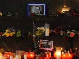 Velas y objetos colocados en Praga en memoria del l ex presidente checo Vaclav Havel, que falleció hoy. EFE  /