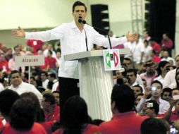 Sin contrincante a quien competirle la candidatura del partido, Enrique Peña Nieto habla ante los militantes priistas. EL UNIVERSAL  /