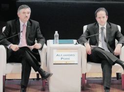 Leonardo Valdés Zurita y Alejandro Poiré, durante la firma del convenio. NTX  /