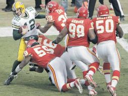 El mariscal de campo de los Empacadores de Green Bay, Aaron Rodgers fue maltratado por la defensiva de Kansas City. AP  /