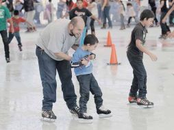 Los niños dieron sus primeros pasos en la pista, en compañía de sus padres.  /