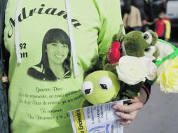 Ernestina Enríquez porta una playera con la foto de su hija Adriana Sarmiento el pasado 2 de diciembre, día del funeral. EL UNIVERSAL  /