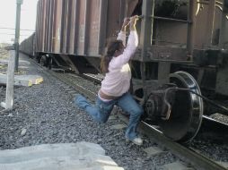 Una mujer se aferra al tren para continuar su viaje hacia Estados Unidos. NTX  /