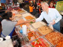 El precandidato Fernando Guzmán, visitó el tradicional mercado de Santa Tere, como parte de inicio de su campaña.  /