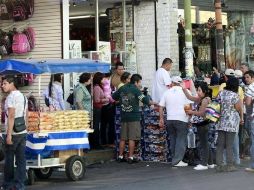 Existen alrededor de dos mil puestos ambulantes que afectan al comercio establecido del Centro Histórico de Guadalajara.  /