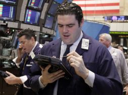 Las acciones bancarias fueron particularmente golpeadas en la jornada de este lunes. AP  /