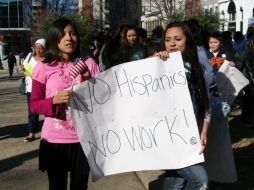 Grupos de inmigrantes marcharon ayer por las calles de Columbia como protesta contra la aplicación de la ley SB20. EFE  /