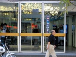 Los bancos ya no tendrán por qué contar con elementos de seguridad privada y otros requisitos que exigirían en  2012. ARCHIVO  /