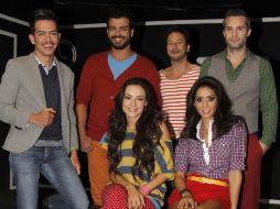 El director Manolo Caro (izquierda) con los integrantes del elenco de la obra 1, 2, 3 por mi y por todos mis amores.  /