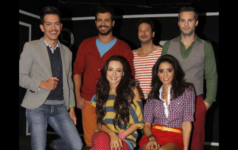 El director Manolo Caro (izquierda) con los integrantes del elenco de la obra 1, 2, 3 por mi y por todos mis amores.  /